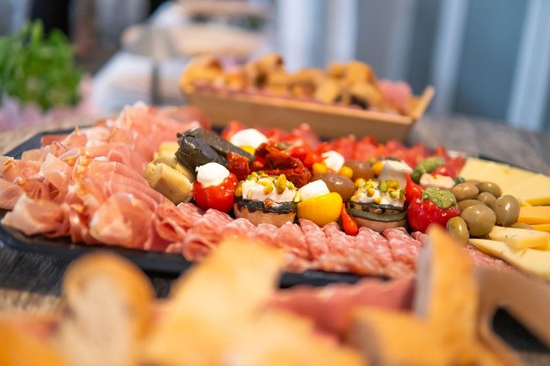 Antipasti-Platte MA Pizza Catering – Prosciutto, Salami, Käse und eingelegtes Gemüse